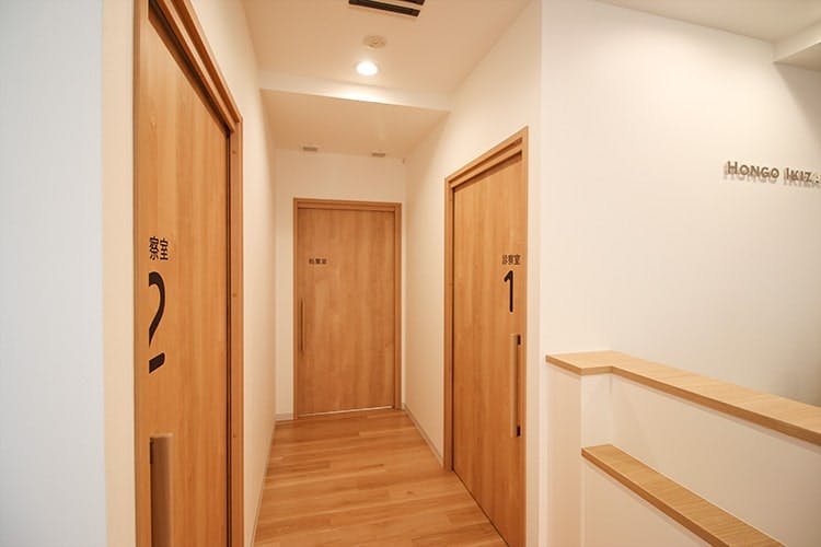 本郷いきざかうえ皮膚科診察室前