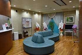 髙井レディースクリニック受付 待合室