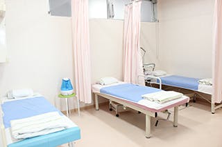 芦花公園駅前クリニック処置室