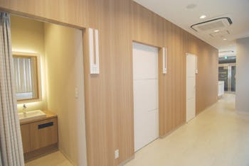 塚越クリニック診察室前