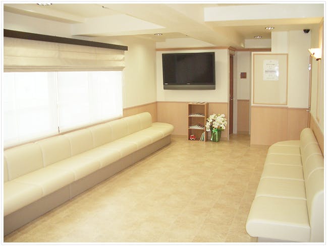 都立大かわい皮膚科待合室