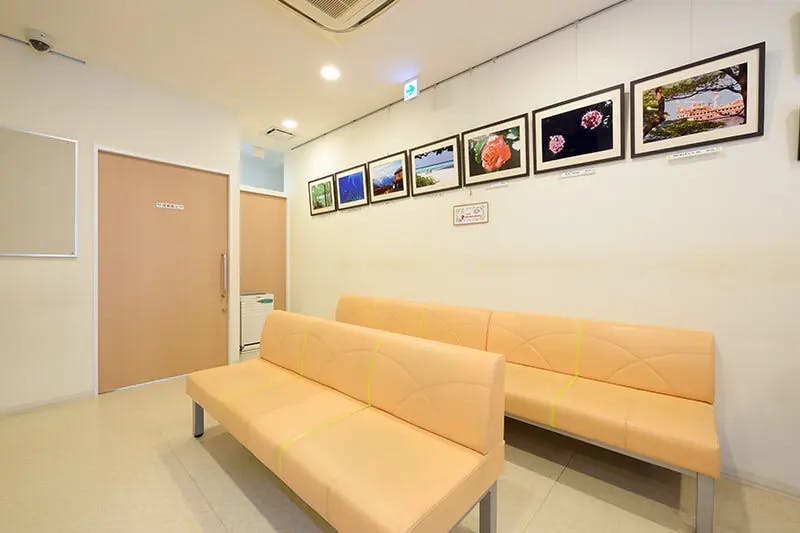 東海大学前駅クリニック待合室