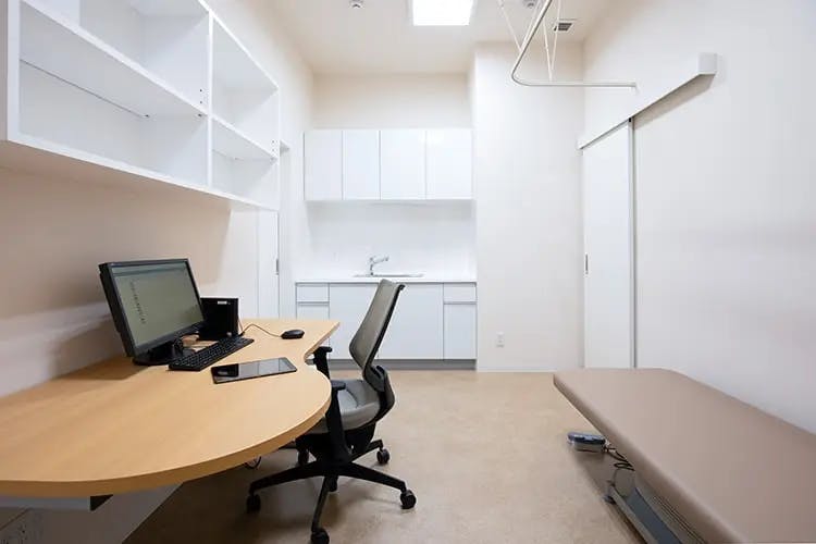 ぜぜ駅前ひふ科・形成外科クリニック診察室