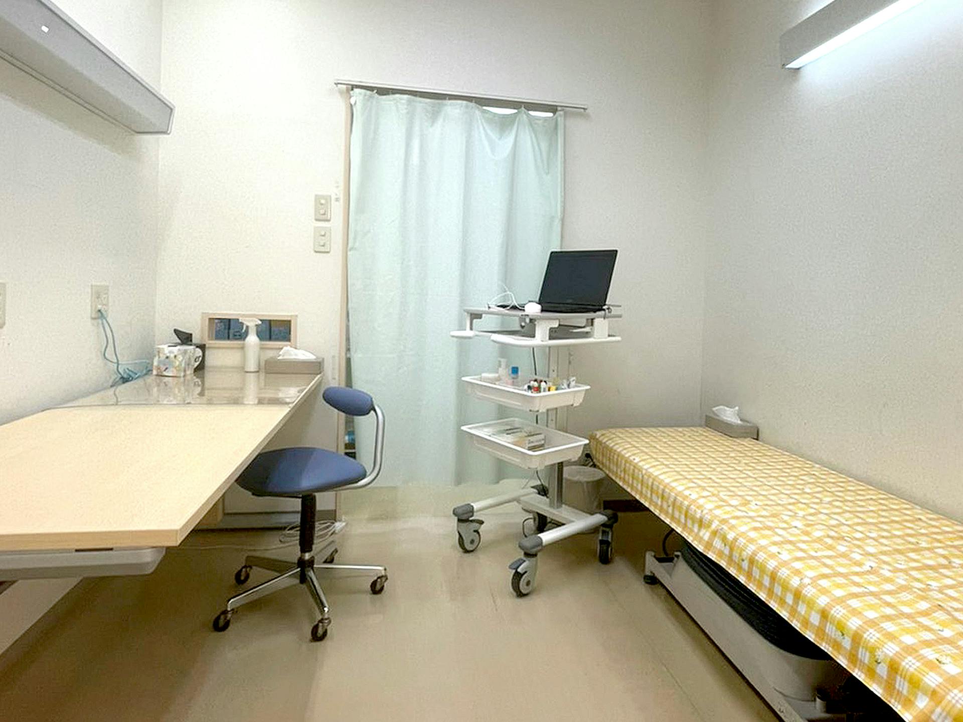 やまはな皮フ科クリニック診察室