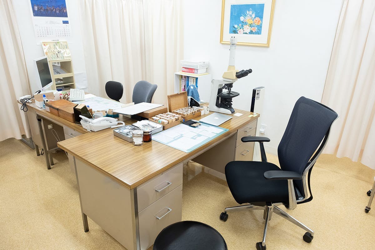 浦安皮膚科診察室