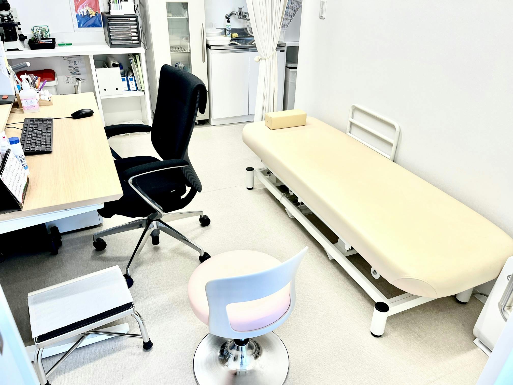 赤塚しろくまクリニック皮膚科・形成外科診察室