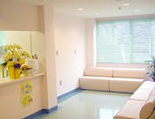 安井外科形成外科皮膚科待合室