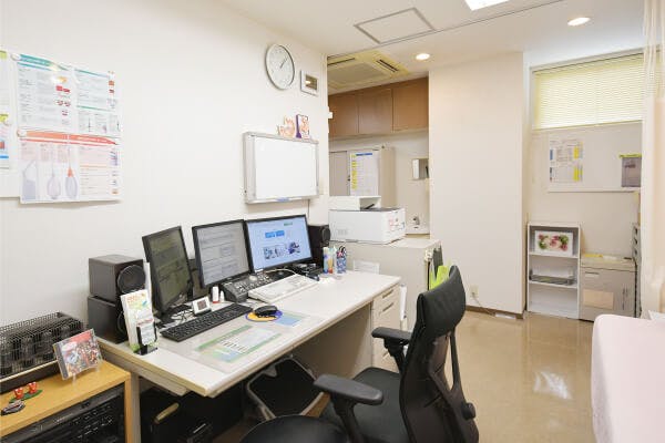 大森敏秀胃腸科クリニック診察室
