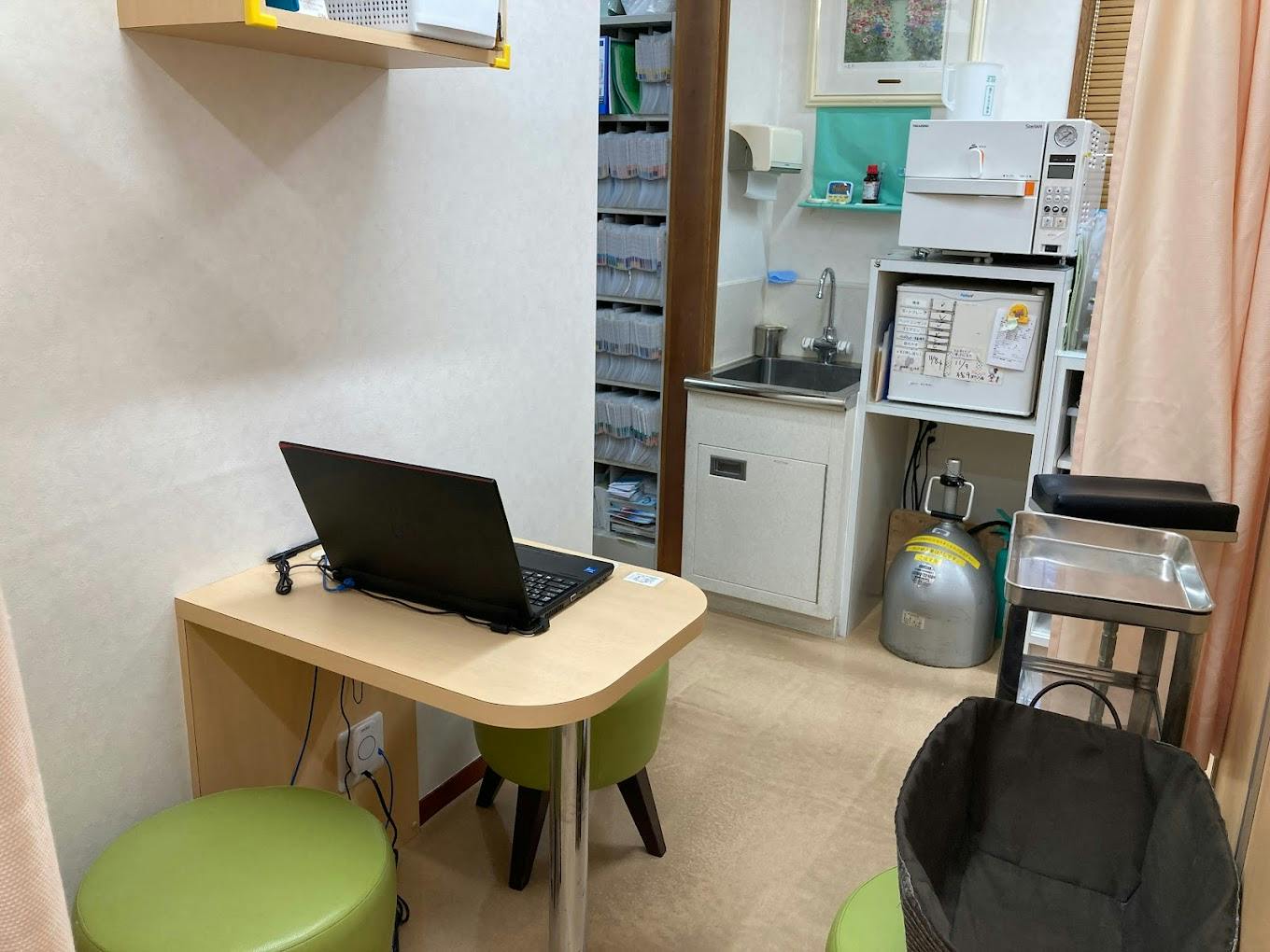 あきもと皮フ科クリニック診察室